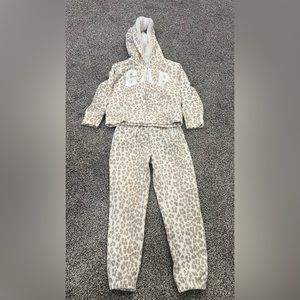 Girls GAP soft matching set sweatpants and sweatshirt or pajamas size 4/5
